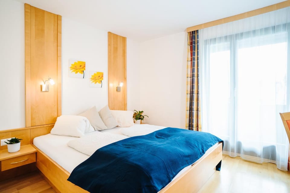 Bed, Balcony/Terrace, Bedroom, Lake view
