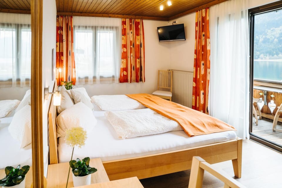 Bed, Balcony/Terrace, Bedroom, Lake view