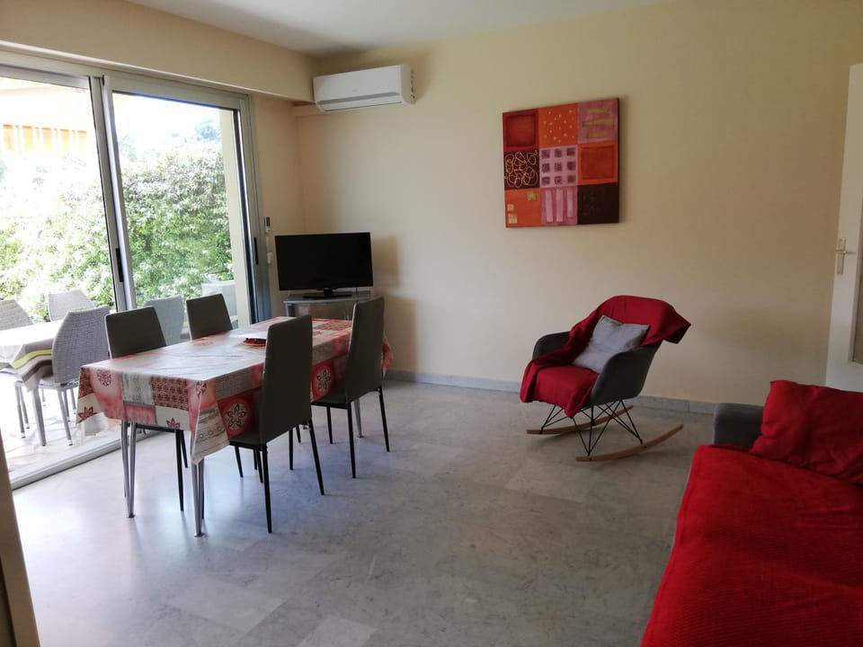 TV and multimedia, Living room, Seating area, Dining area