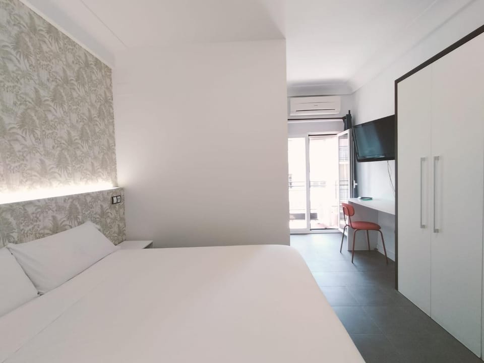 Bed, TV and multimedia, Photo of the whole room, Bedroom, hair dresser, wardrobe, air conditioner