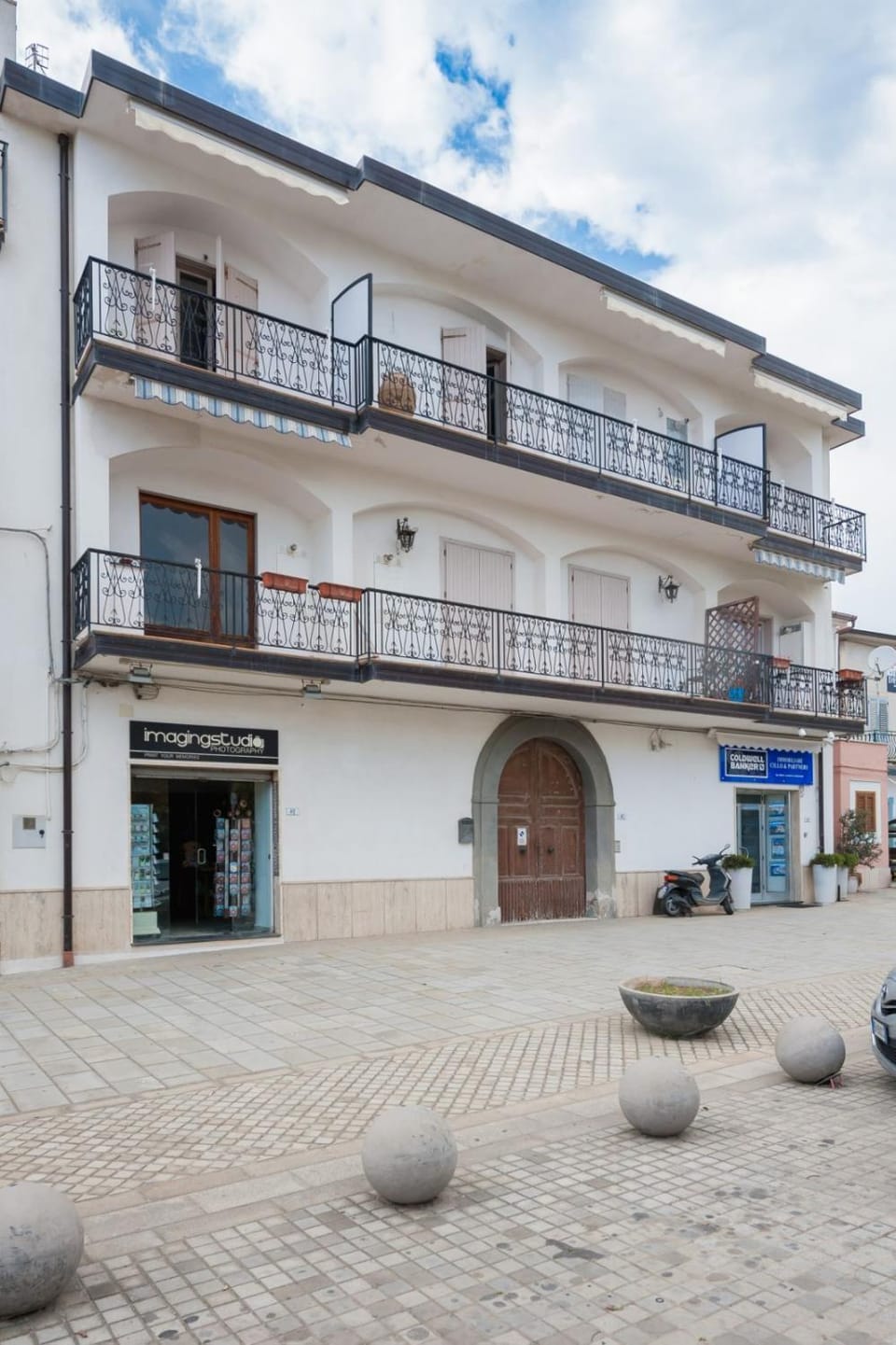 Facade/entrance