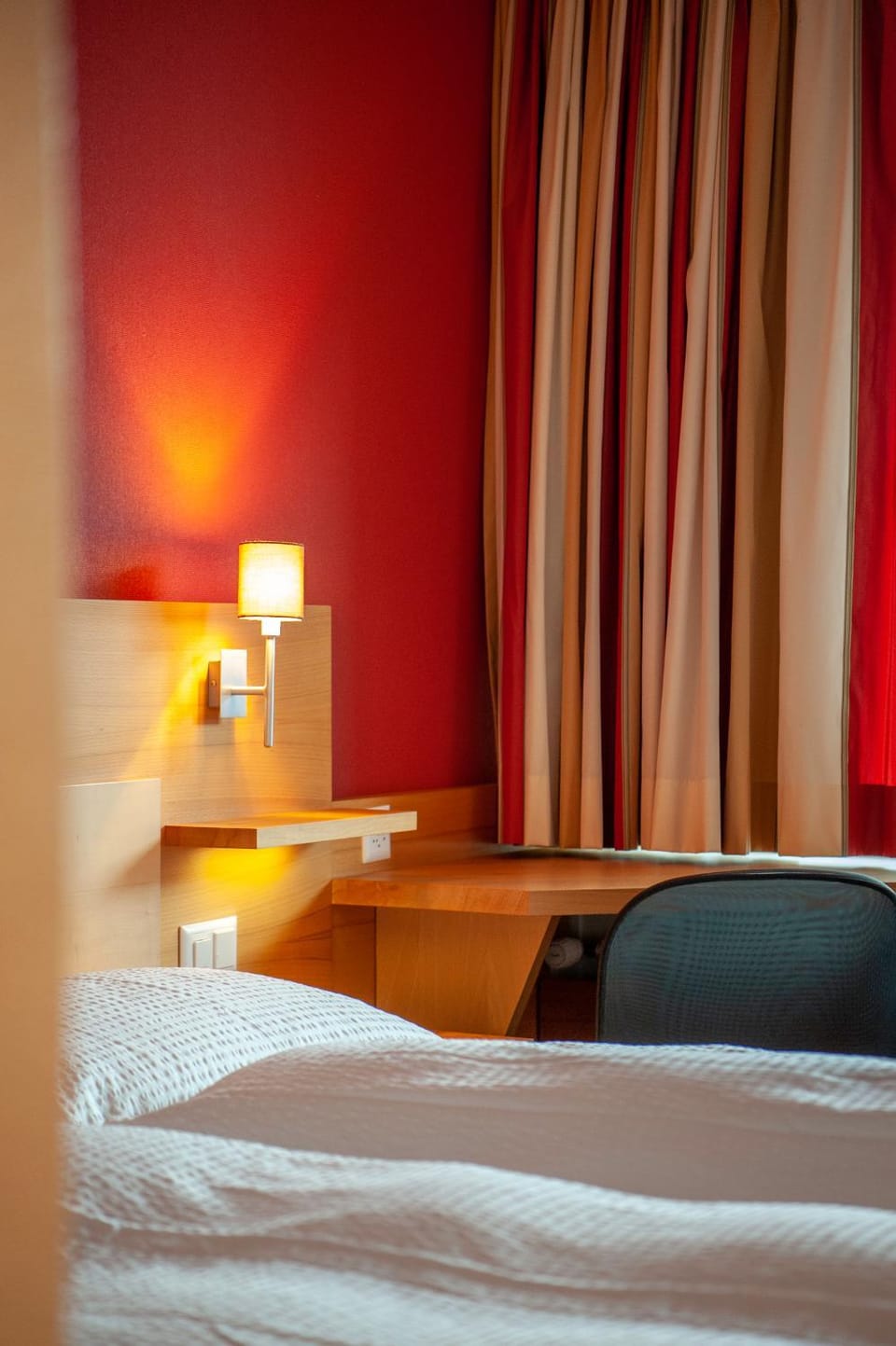 Bed, Photo of the whole room, Decorative detail, Bedroom