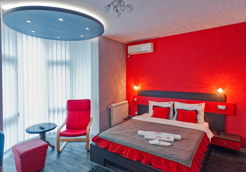 Photo of the whole room, Bedroom