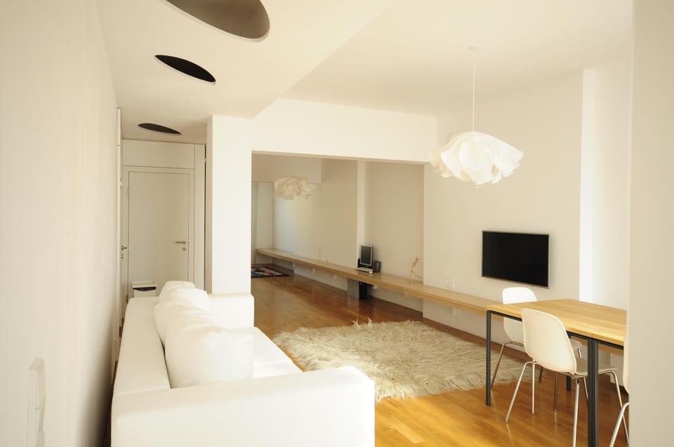 Bathroom, TV and multimedia, Living room, Seating area, Dining area