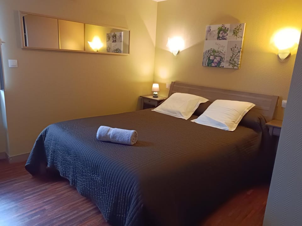 Bed, towels