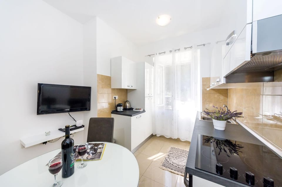 TV and multimedia, Kitchen or kitchenette, Living room, Photo of the whole room, Seating area, Dining area