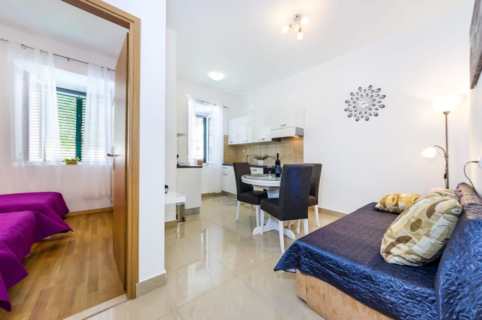 TV and multimedia, Kitchen or kitchenette, Living room, Photo of the whole room, Seating area, Dining area, Bedroom
