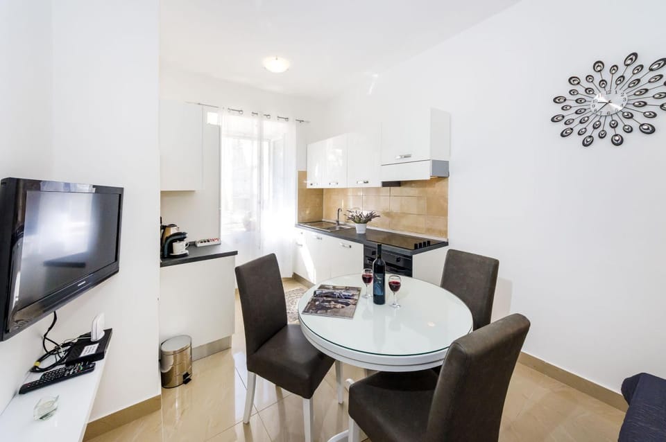 TV and multimedia, Living room, Photo of the whole room, Seating area, Dining area