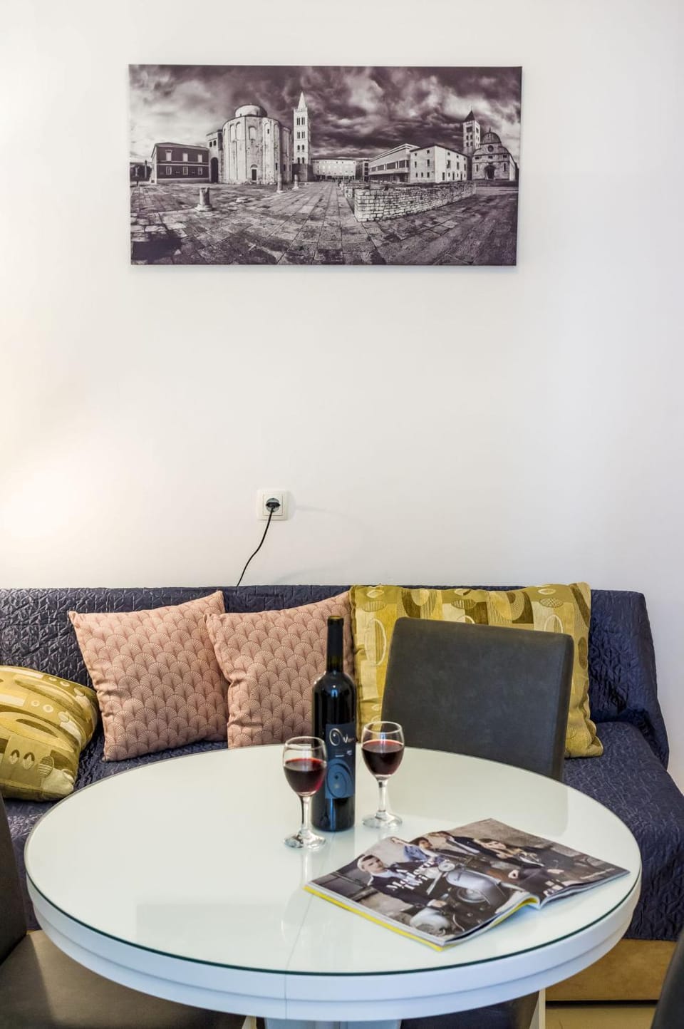 TV and multimedia, Living room, Photo of the whole room, Seating area, Dining area