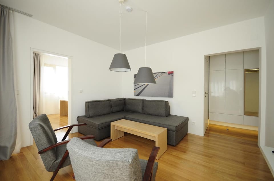 TV and multimedia, Living room, Decorative detail, Seating area, Bedroom, On site, Area and facilities