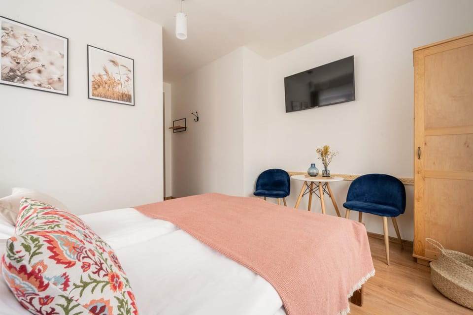 Bed, TV and multimedia, Photo of the whole room