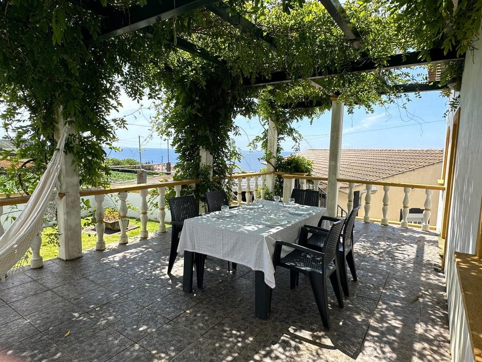 View (from property/room), Balcony/Terrace, Dining area, Sea view