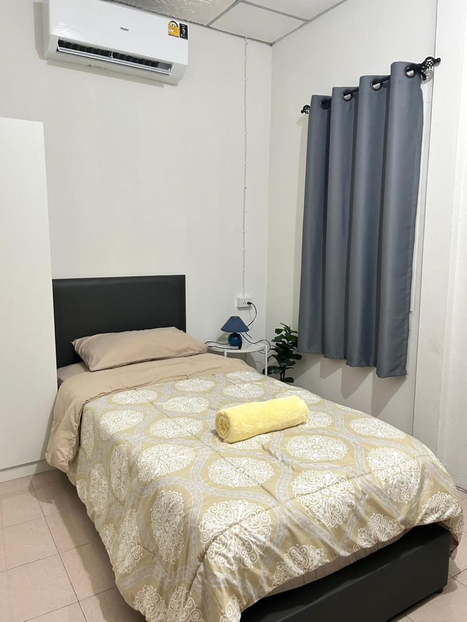 Photo of the whole room, Bedroom, towels, air conditioner