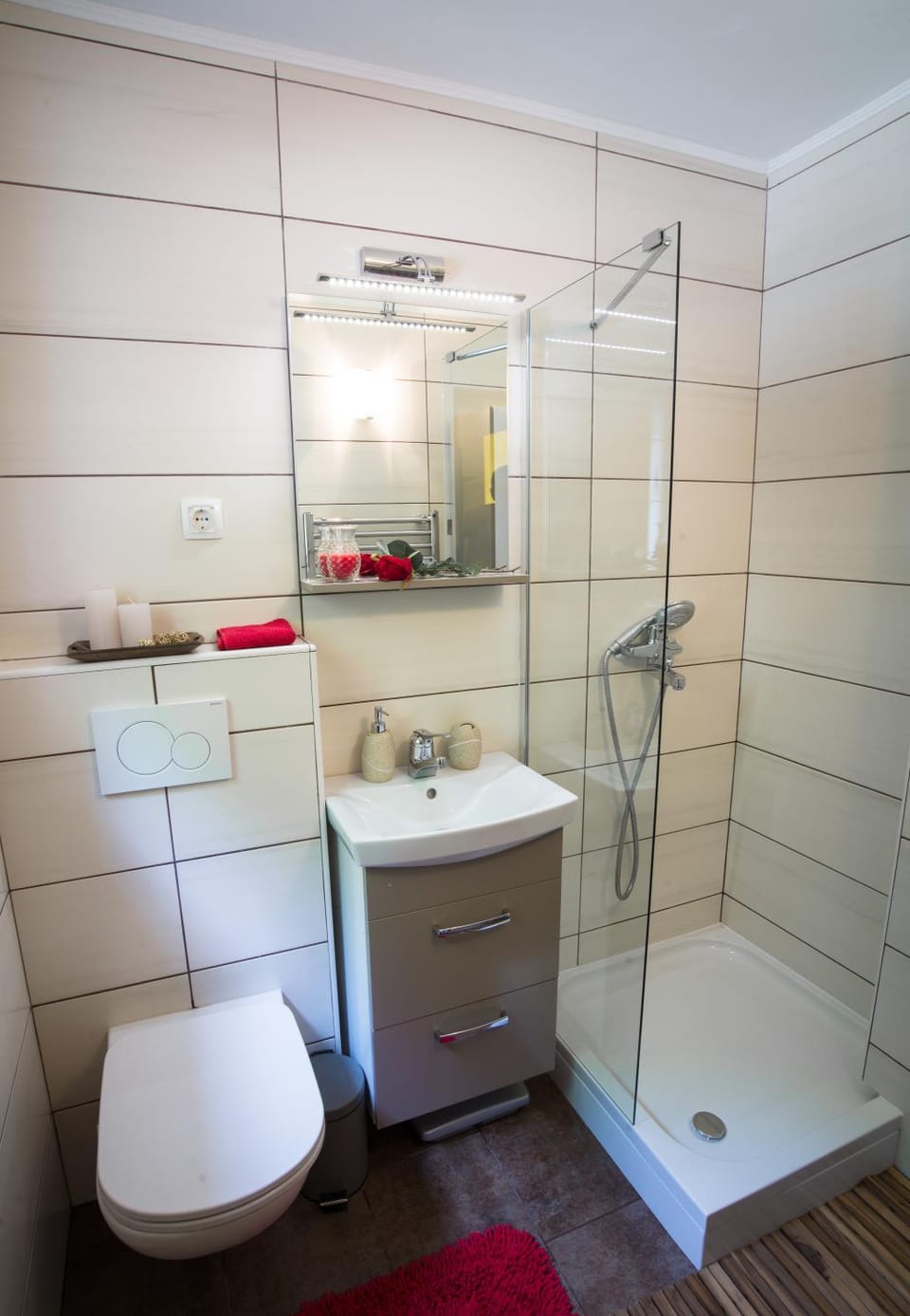 Shower, Toilet, Day, Summer, Bathroom, Photo of the whole room, On site, heating