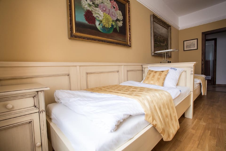 Bed, Photo of the whole room, Decorative detail, Bedroom