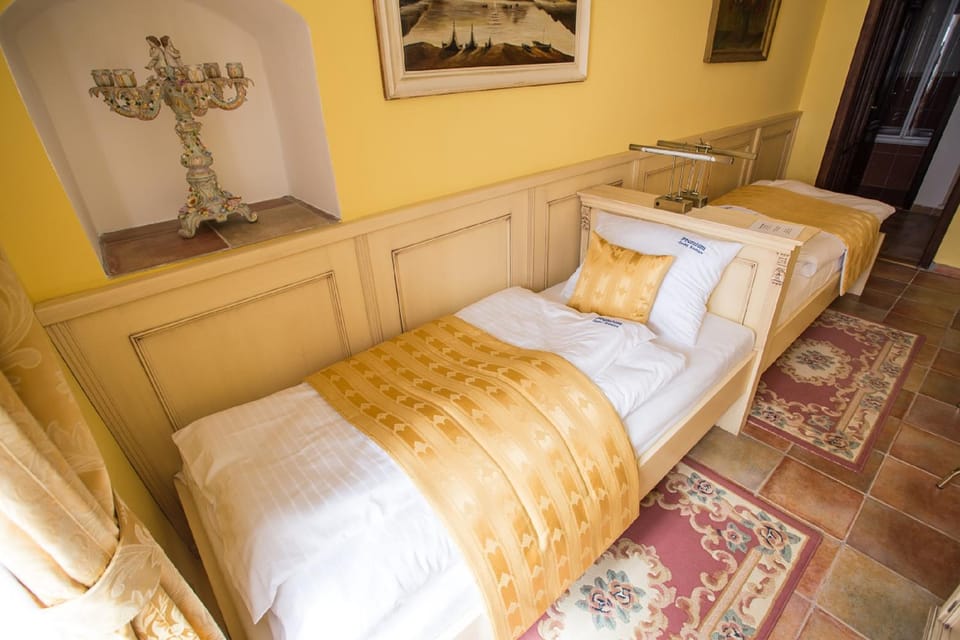 Bed, Photo of the whole room, Decorative detail, Bedroom