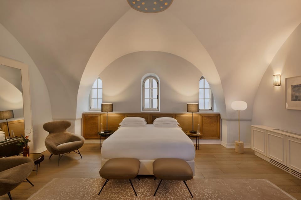 Bed, Living room, Photo of the whole room, Seating area, Bedroom