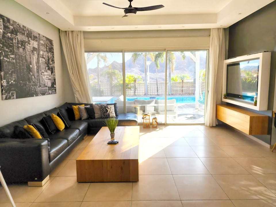 Living room, Pool view, Entertainment