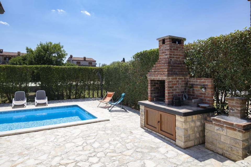 Property building, Patio, Day, Natural landscape, Garden, Garden view, Pool view, Swimming pool, sunbed