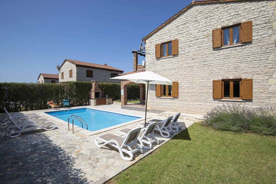 Property building, Patio, Day, Garden, Garden view, Pool view, Swimming pool, sunbed