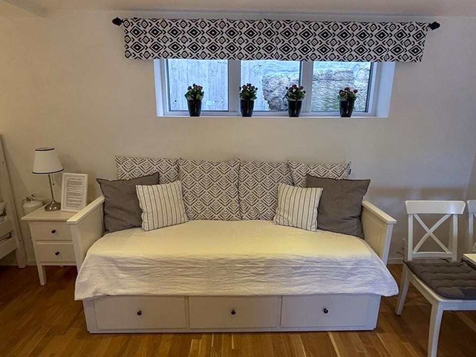 Bed, Seating area
