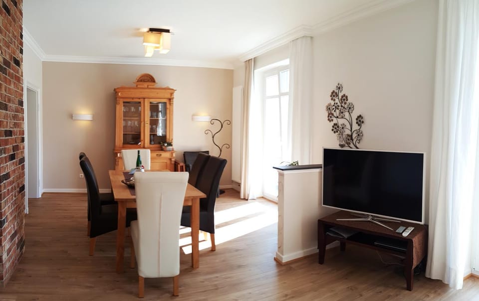 TV and multimedia, Living room, Photo of the whole room, Dining area, River view