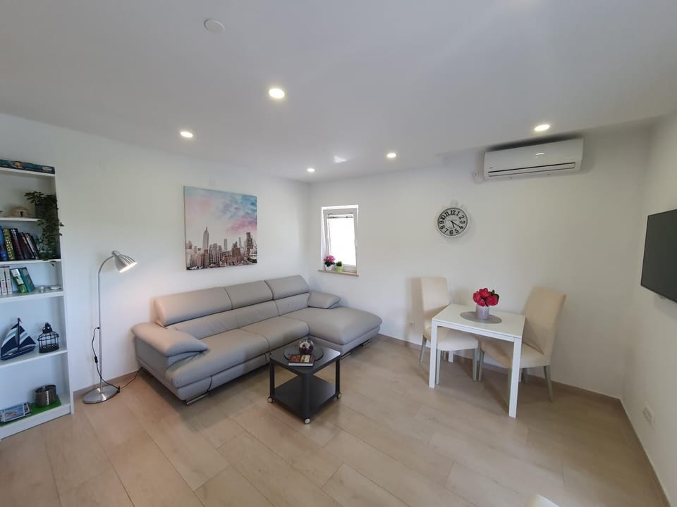 Living room, Lounge or bar, Seating area, Dining area