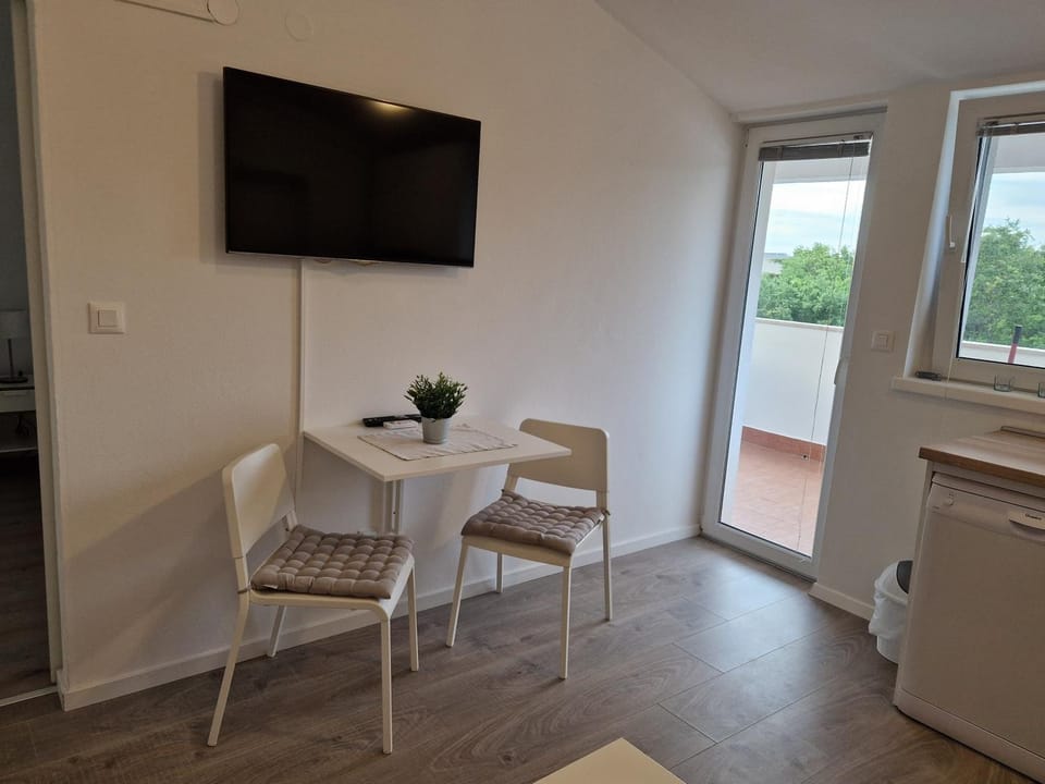 TV and multimedia, Kitchen or kitchenette, Living room, Seating area, Dining area