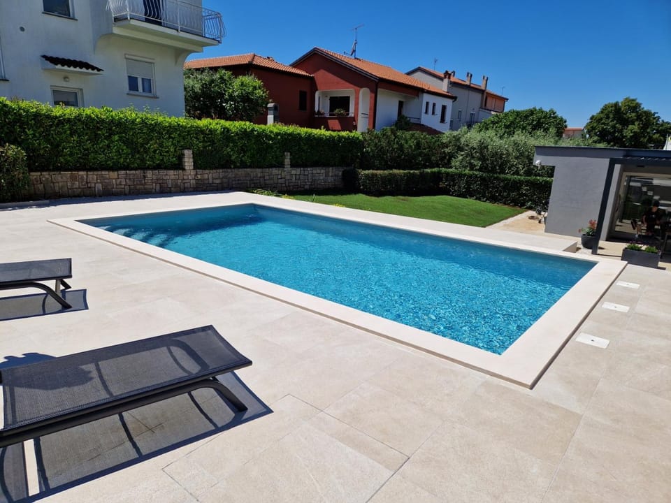 Property building, Day, Garden, Pool view, Swimming pool, sunbed