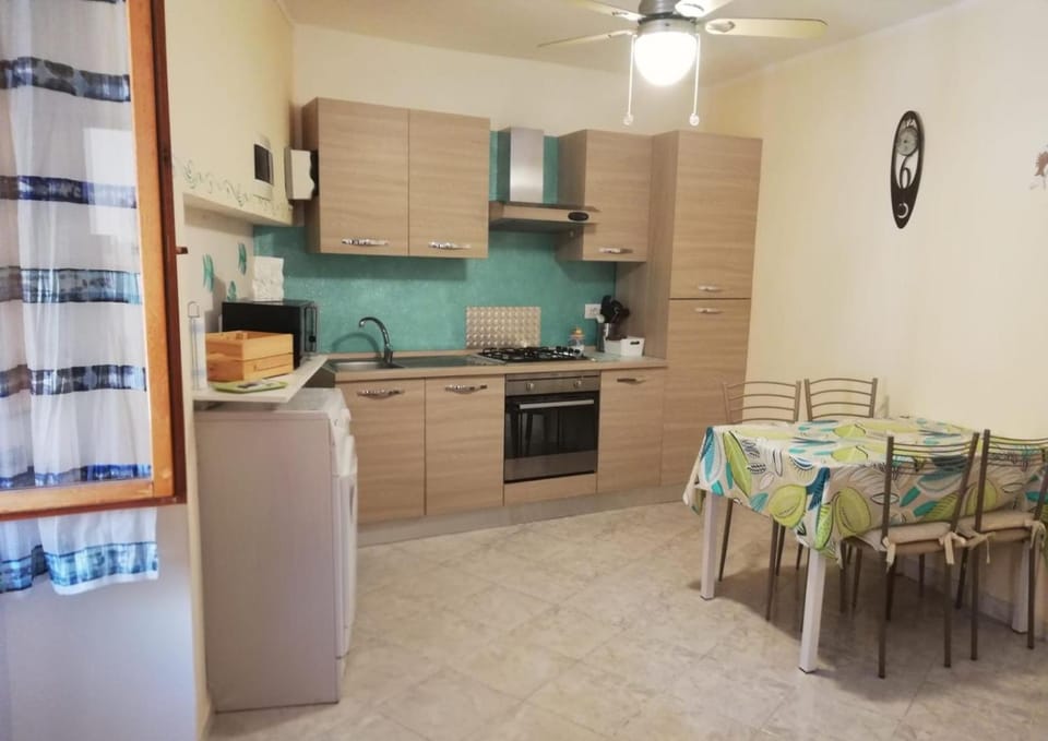 Kitchen or kitchenette, Dining area, oven, pet friendly, stove