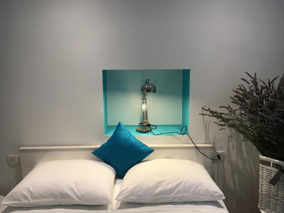 Bed, TV and multimedia, Bedroom
