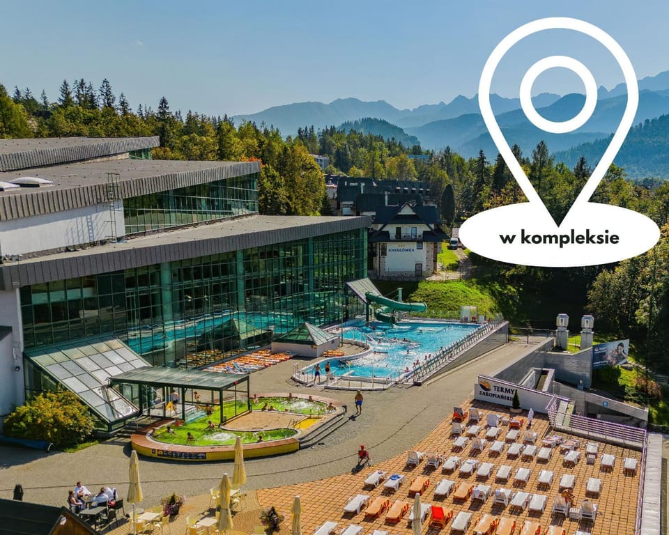 Nearby landmark, Spring, Day, Property logo or sign, Natural landscape, Bird's eye view, Mountain view, Pool view, Swimming pool, sunbed