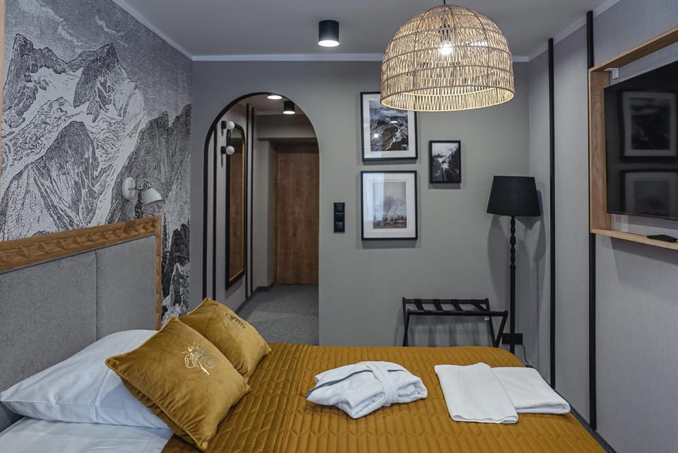 Bed, TV and multimedia, Photo of the whole room, towels