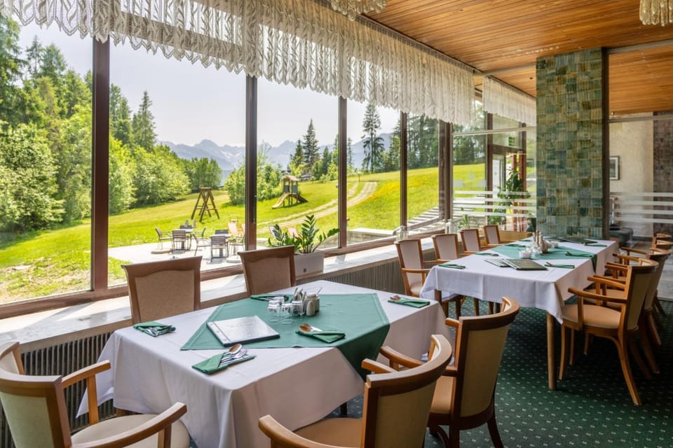 Restaurant/places to eat, Day, Garden, Banquet/Function facilities, Mountain view