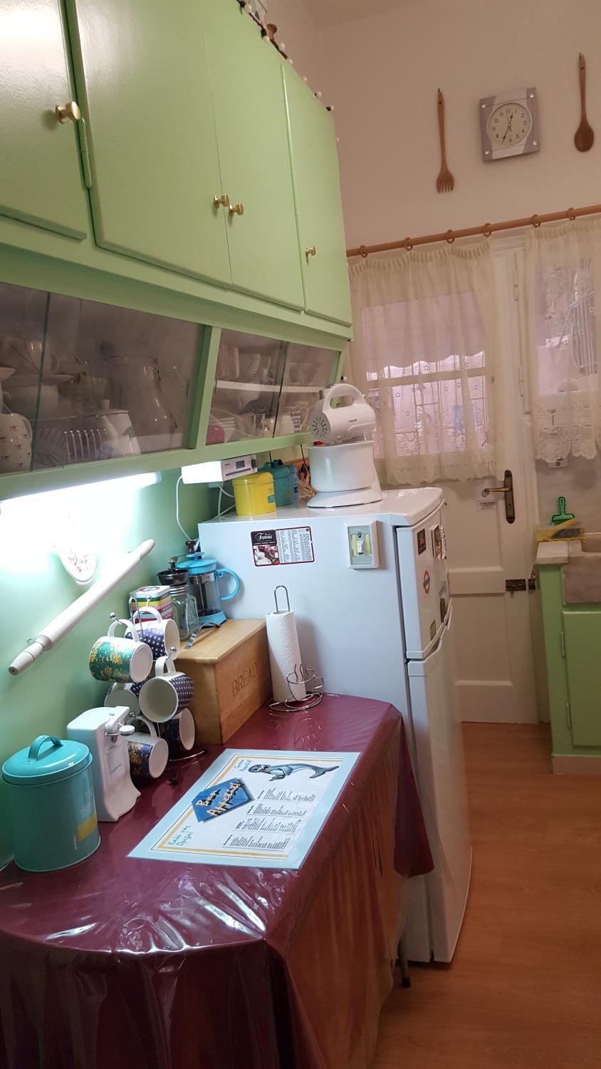Kitchen or kitchenette, Dining area