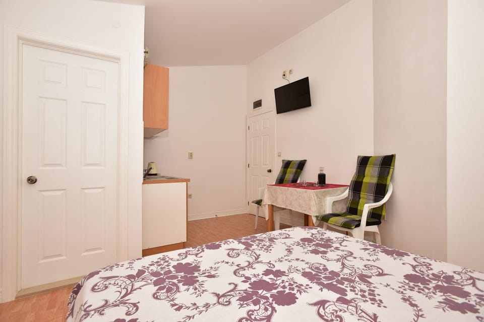 Bed, TV and multimedia, Photo of the whole room