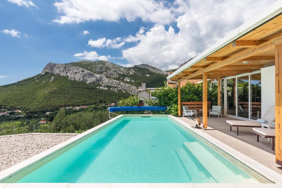 Day, Natural landscape, Mountain view, Pool view, Swimming pool, sunbed