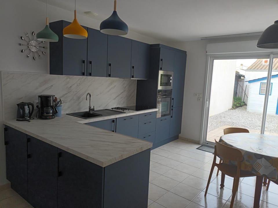 Kitchen or kitchenette, Dining area, dishwasher, minibar, oven, stove, toaster