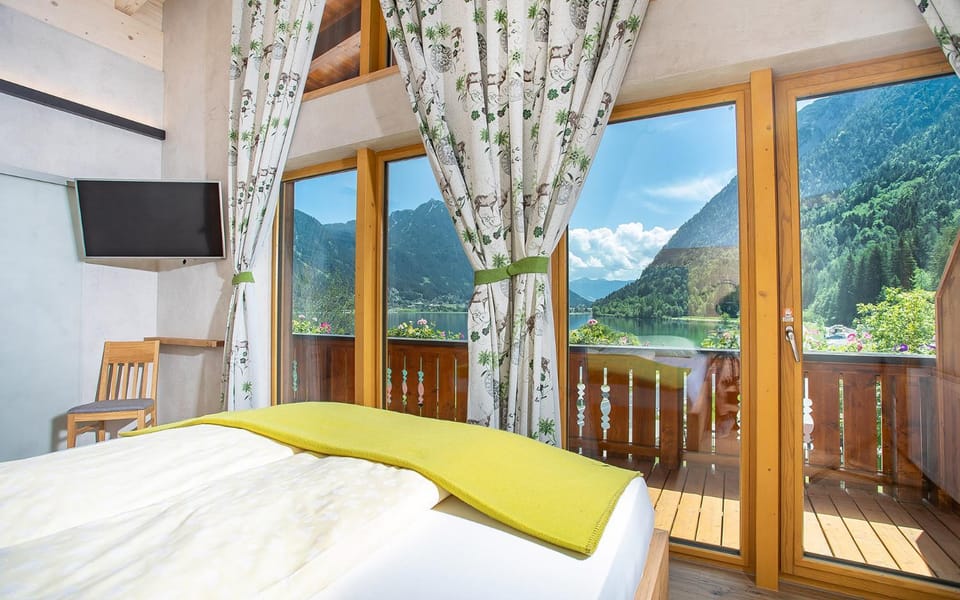 Bed, Balcony/Terrace, Bedroom, Lake view