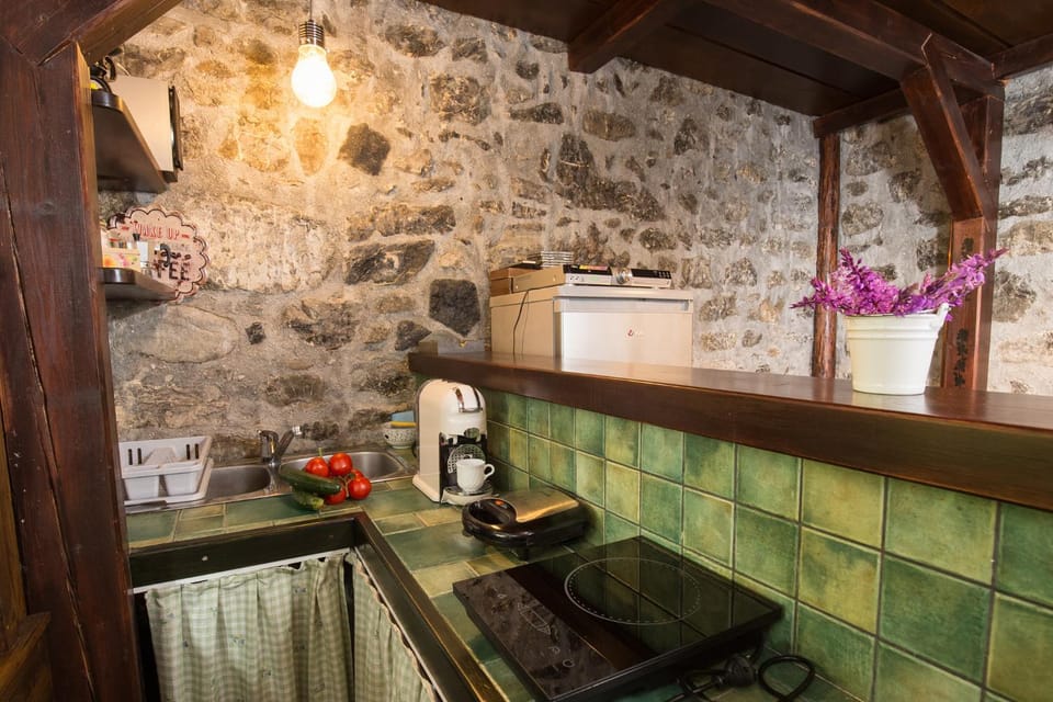 Kitchen or kitchenette, Dining area, Communal kitchen, Food, Drinks