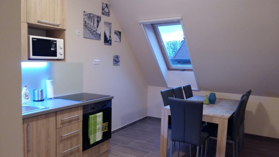 Kitchen or kitchenette, Dining area