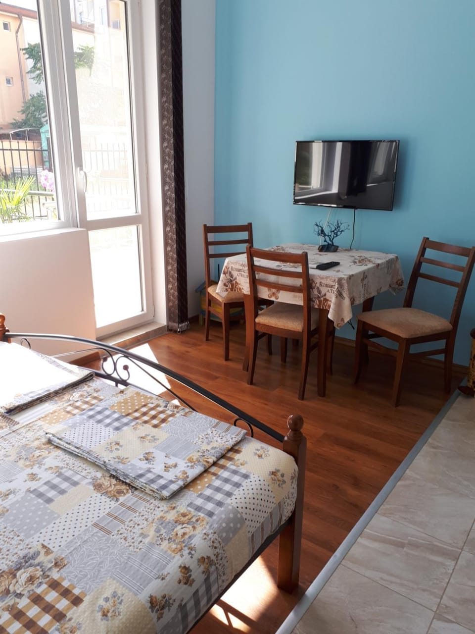 Communal lounge/ TV room, Bed, Living room, Photo of the whole room, Seating area, Dining area, Bedroom
