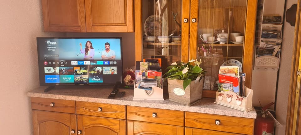 Day, TV and multimedia, Living room, Seating area