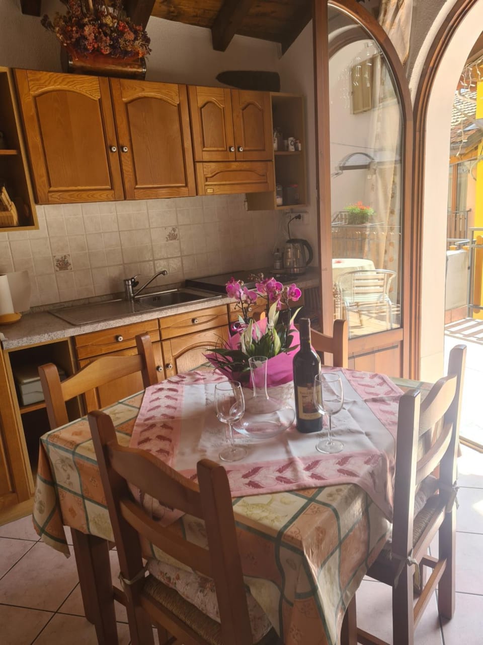 Kitchen or kitchenette, Seating area, Dining area, stove