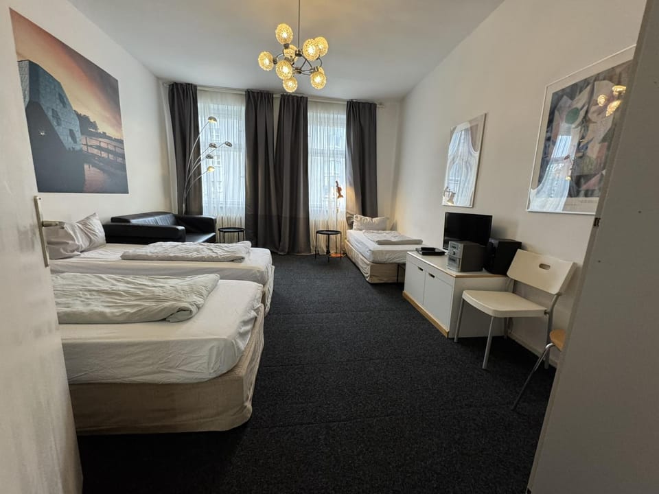 Bed, TV and multimedia, Living room, Bedroom, internet