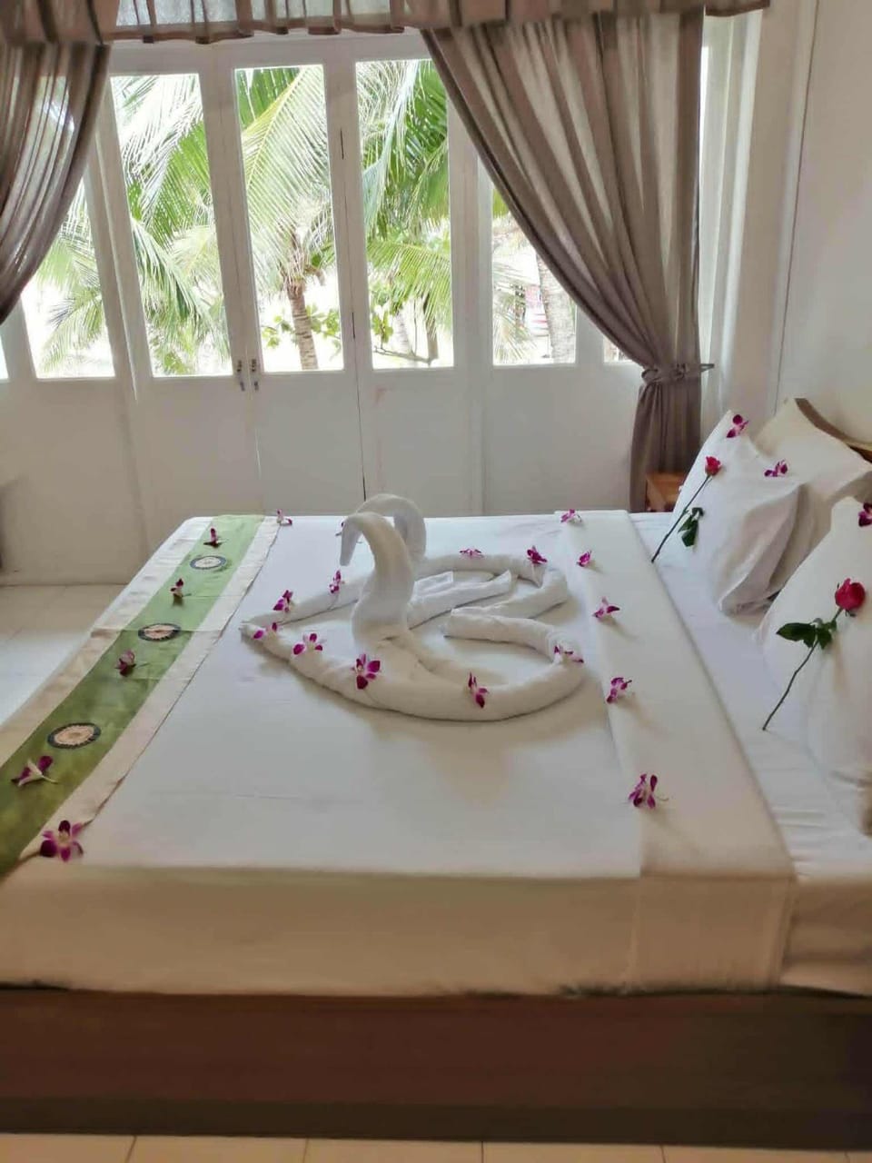 Bed, Photo of the whole room, Bedroom, towels