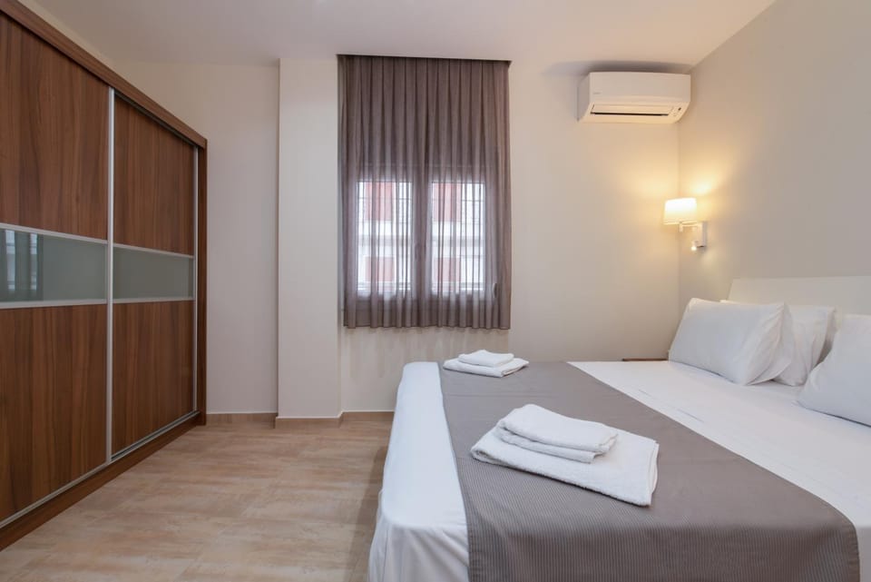 Bedroom, towels, wardrobe
