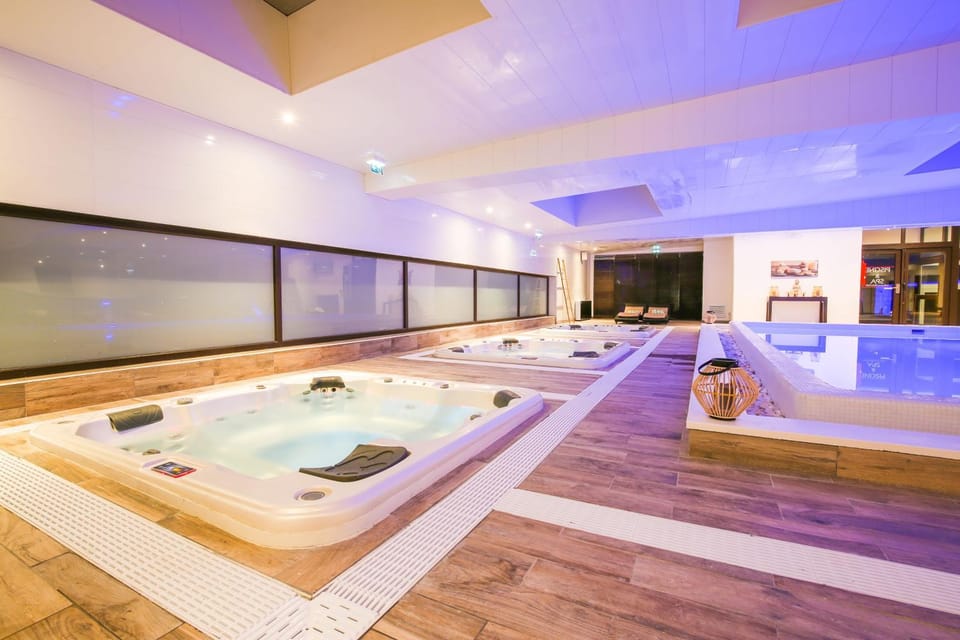 Hot Tub, Swimming pool