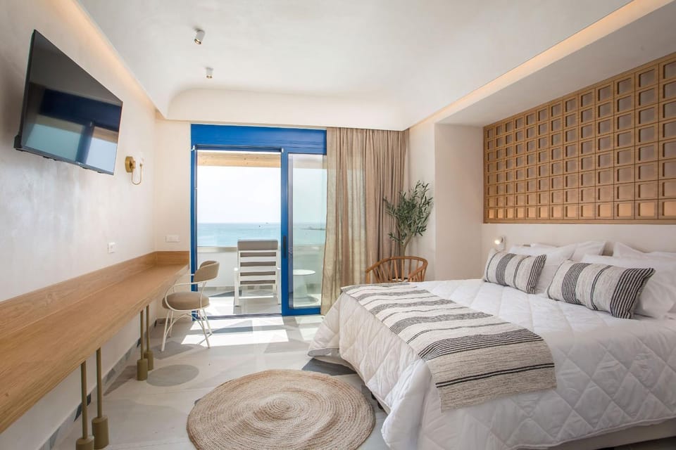 TV and multimedia, Balcony/Terrace, Photo of the whole room, Bedroom