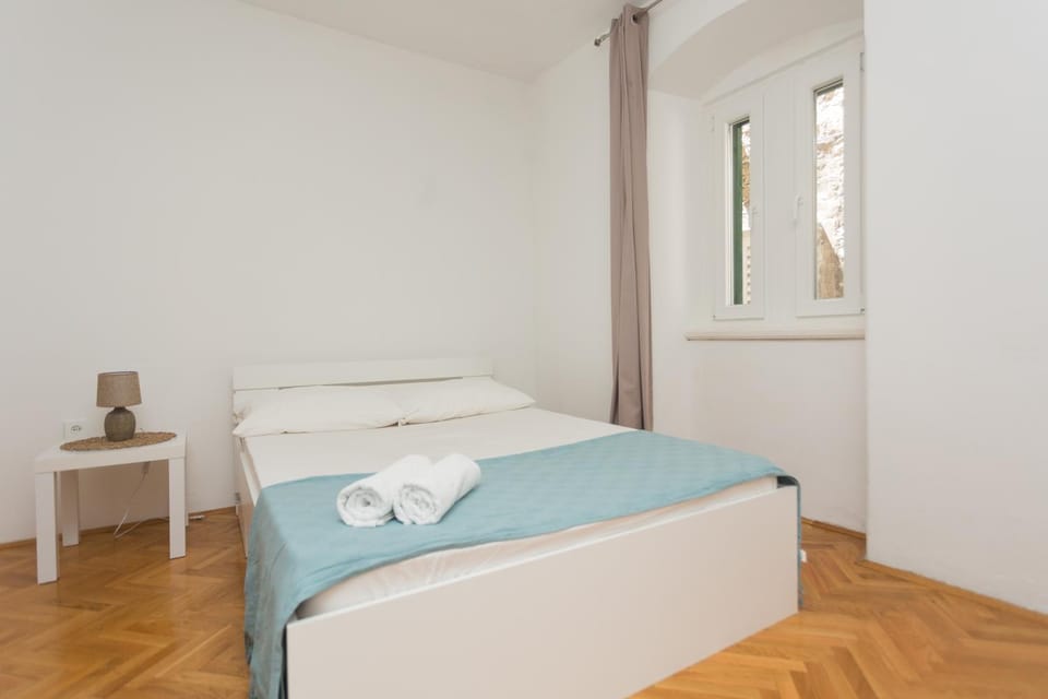 Bed, Bedroom, towels